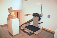 servoscala rettilineo per museo