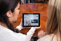 mamma e figlia ricercano informazioni