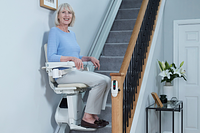 signora su montascale sopra scala stretta