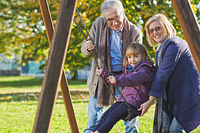 anziani con nipote in giardino