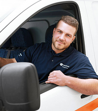 tecnico su furgone per manutenzione
