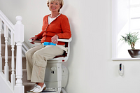 signora su montascala rettilineo